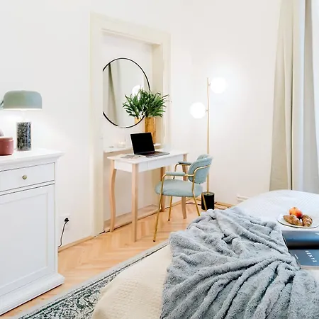 Days - Two-bedroom With Work Space And Ac In Vinohrady *