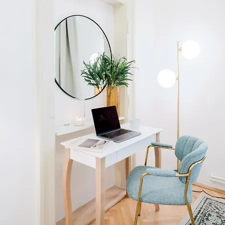 Days - Two-bedroom With Work Space And Ac In Vinohrady * Praha