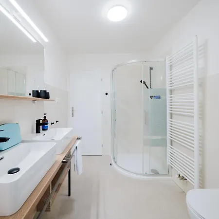 Days - Two-bedroom With Work Space And Ac In Vinohrady Praha