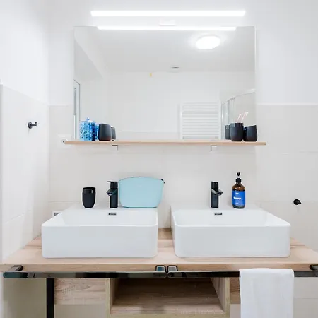 Days - Two-bedroom With Work Space And Ac In Vinohrady Praha
