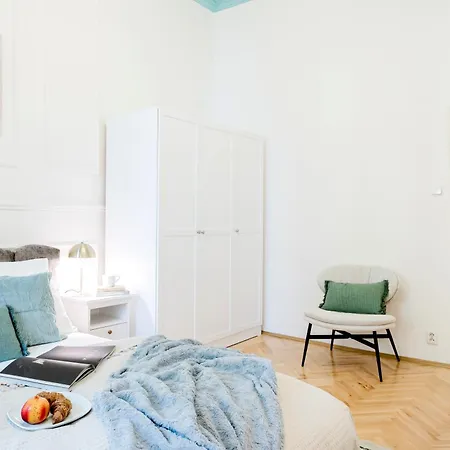 Days - Two-bedroom With Work Space And Ac In Vinohrady