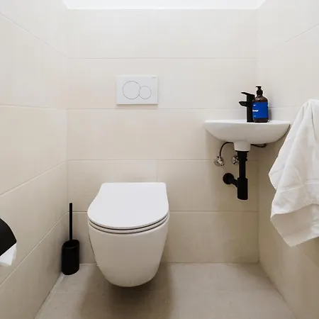 Days - Two-bedroom With Work Space And Ac In Vinohrady Praha